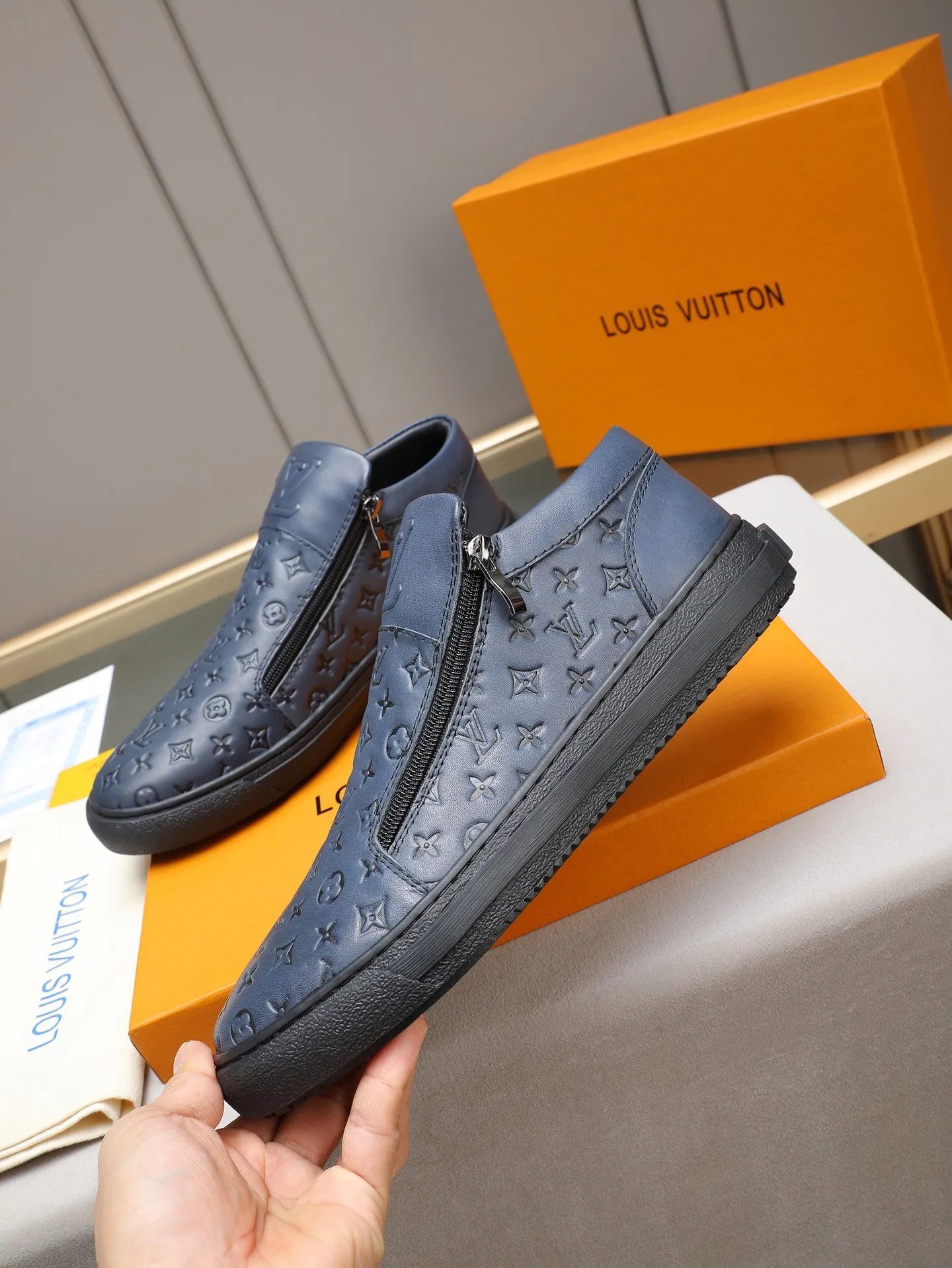 The main recommended model👍👍👍PP440 is the new LOUIS VUITTON [Luden Yiwei]——LV upper [Lv]🇮🇹Imported first-layer cowhide embossed🇩🇪Breathable sheep lining ➕Non-slip and wear-resistant outsole. Every man's identity is reflected in his elegant and stable upper shoes🚶🏻🚶🏻📯 No matter the wind or rain, the shoe last remains unchanged and can stand the test of time🔍️. ——Code number: 38-44 (45 can be customized)